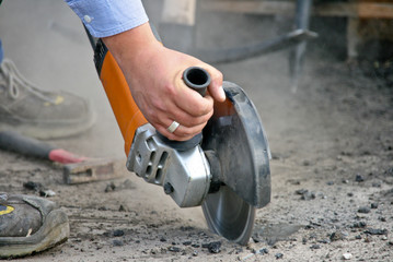 Winkelschleifer auf Strasse