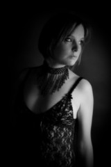 portrait de femme en noir et blanc