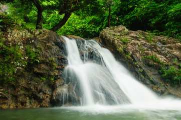 Fototapeta na wymiar Wodospad w Sarika