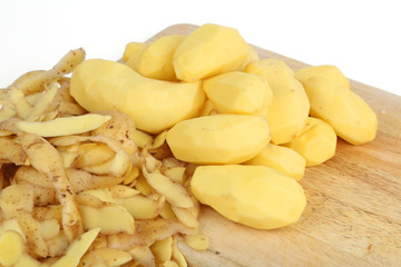 Kartoffeln und Kartoffelschalen