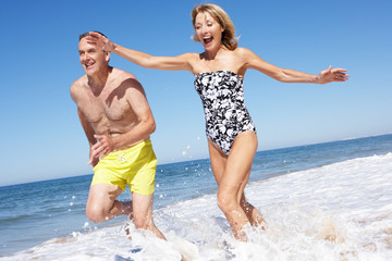 Fototapeta premium Senior Couple Enjoying Beach Holiday