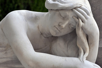 Fototapeta na wymiar statua smutnym kobiety cmentarzu