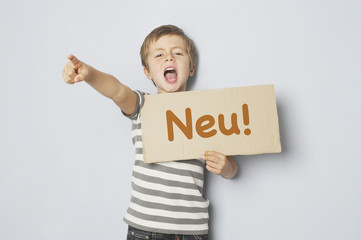 Kind h&auml;lt Schild mit Typo Neu