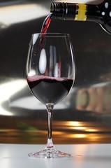 Rotwein einschenken
