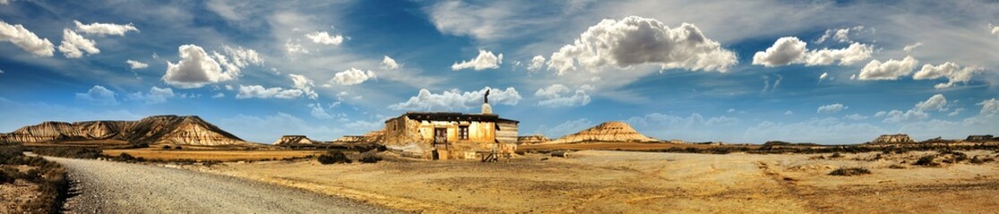 Fototapeta na wymiar Little House na panoramicznym obrazem Prairie