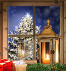 Laterne im Fenster mit Weihnachtsbaum