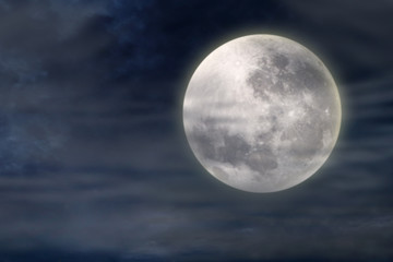 Fototapeta na wymiar Ciemna noc w pełni księżyca