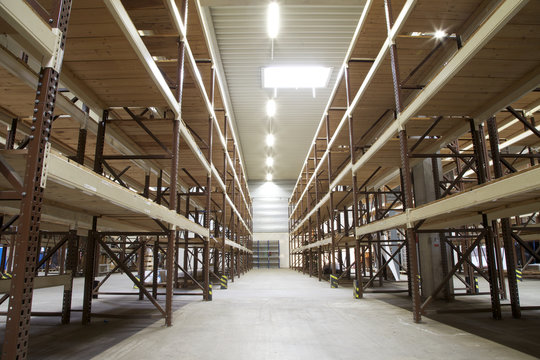 industrielager mit langen Regalen
