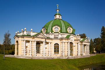 Fototapeta na wymiar Grota Pawilon na muzeum-estate Kuskowo