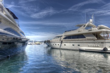 Fototapeta na wymiar Luksusowy jacht w St Tropez