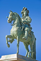 Fototapeta na wymiar Konny posąg Ludwika XIV - Place d'Armes w Wersalu
