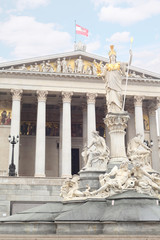 Fototapeta na wymiar Parlament Wien z dużych fontann, rze¼b w Wiedniu, Austria