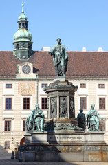 Fototapeta na wymiar Ludzie w pobliżu Statue of Francis najpierw w Wiedniu, Austria