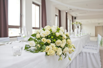 Wedding table with bouquet of roses