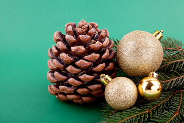 Festlicher Christbaumschmuck mit Weihnachtlichen Kugeln auf gr&uuml;