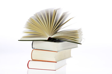 Bücherstapel mit eiem geöffneten Buch