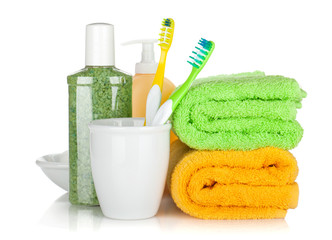 Obraz na płótnie Canvas Szczoteczki do zębów, kosmetyki butelki i dwa ręczniki