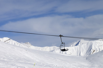 Fototapeta na wymiar Wyciąg krzesełkowy w ośrodku narciarskim