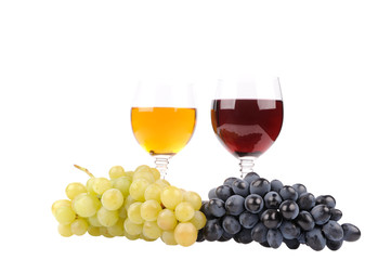 grapes with leaf and wine in the glass