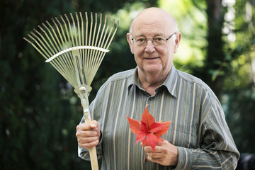 senior mit laubharke