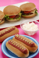 Hamburguesas y perro caliente en una mesa,comida rápida.