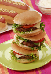 Hamburguesas y perro caliente en una mesa,comida rápida.