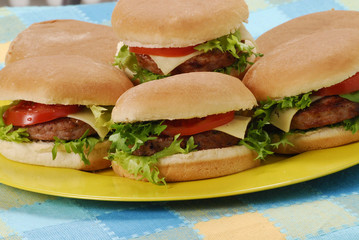 Varias hamburguesas en un plato.