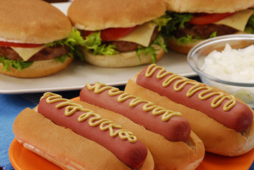 Hamburguesas y perro caliente en una mesa,comida rápida.