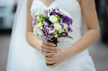 Obraz na płótnie Canvas bukiet ślubny z kwiatów fioletowy i biały
