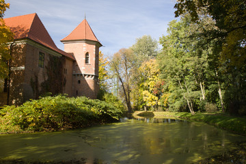 Fototapeta na wymiar Gotycki zamek w Oporowie, Polska