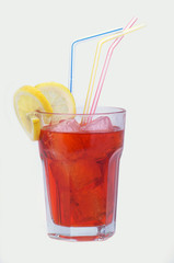 cocktail alcolico con fette di limone
