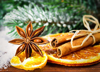 Sternanis mit Zimstangen © Visions-AD