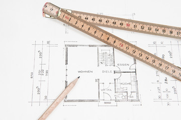 Bauplan für Haus mit Bleistift und Zollstock