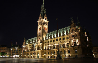 Fototapeta na wymiar Budowa Hamburg Rathaus (Ratusz) w nocy, Niemcy