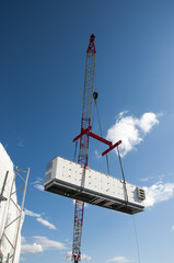 Wagenkran transportiert schweres Gerät