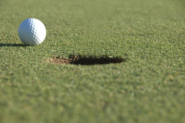 グリーンの上のゴルフボール