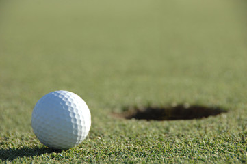 グリーンの上のゴルフボール