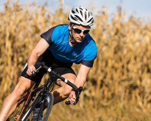 Rennradfahrer in Kurvenfahrt