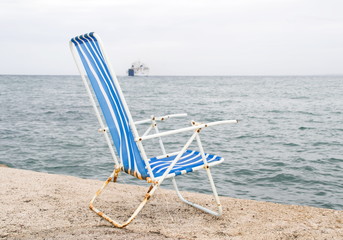 Alter Liegestuhl am Meer