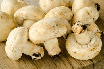 Funghi champignon su tavolo in legno invecchiato