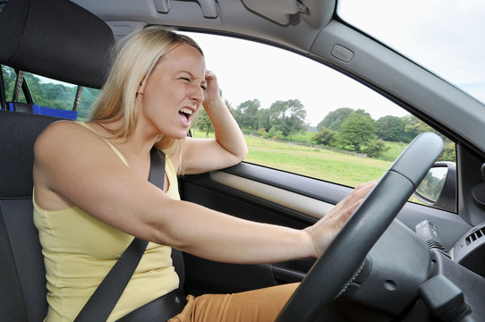 Autofahrerin schimpft