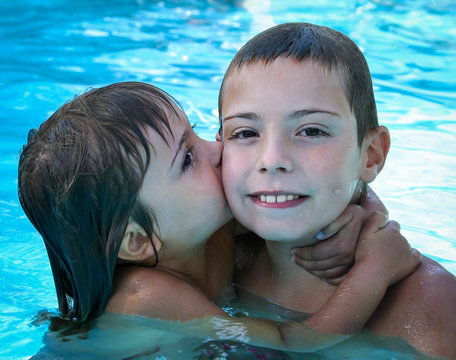 bisou dans la piscine