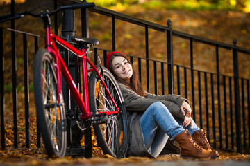 Obraz na płótnie Canvas Miejskie biking - nastolatka i rower w parku