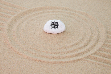 Fototapeta na wymiar Kamień na piasku