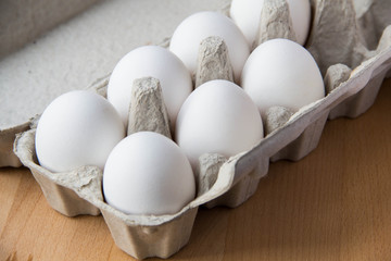 Белые яйца в коробке