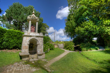 Fototapeta na wymiar tradycyjna fontanna w Bretanii