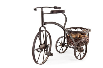 Fototapeta na wymiar Stary rower niosąc kosz z orzechami