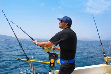 Photo sur Plexiglas Pêcher Pêcheur de la mer bleue en bateau à la traîne avec downrigger