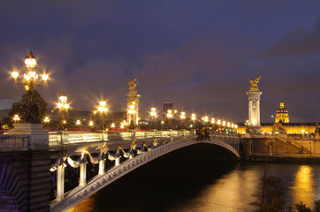 Fototapeta na wymiar Pont Alexandre III wieczorem