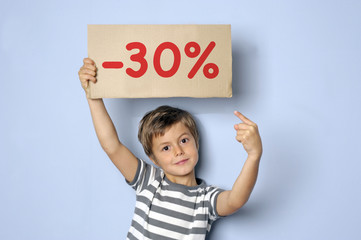 Kind h&auml;lt Schild mit Typo -30%